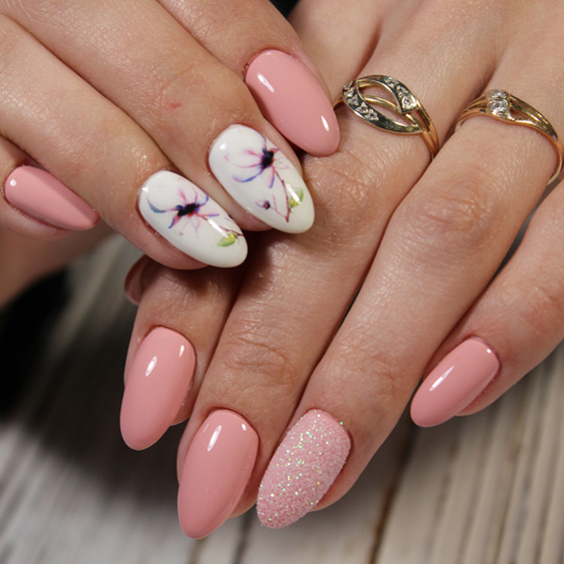 Read more about the article Nail Art & Custom Designs – Express yourself with intricate designs, glitter, ombré, or seasonal themes created by our talented nail artists.